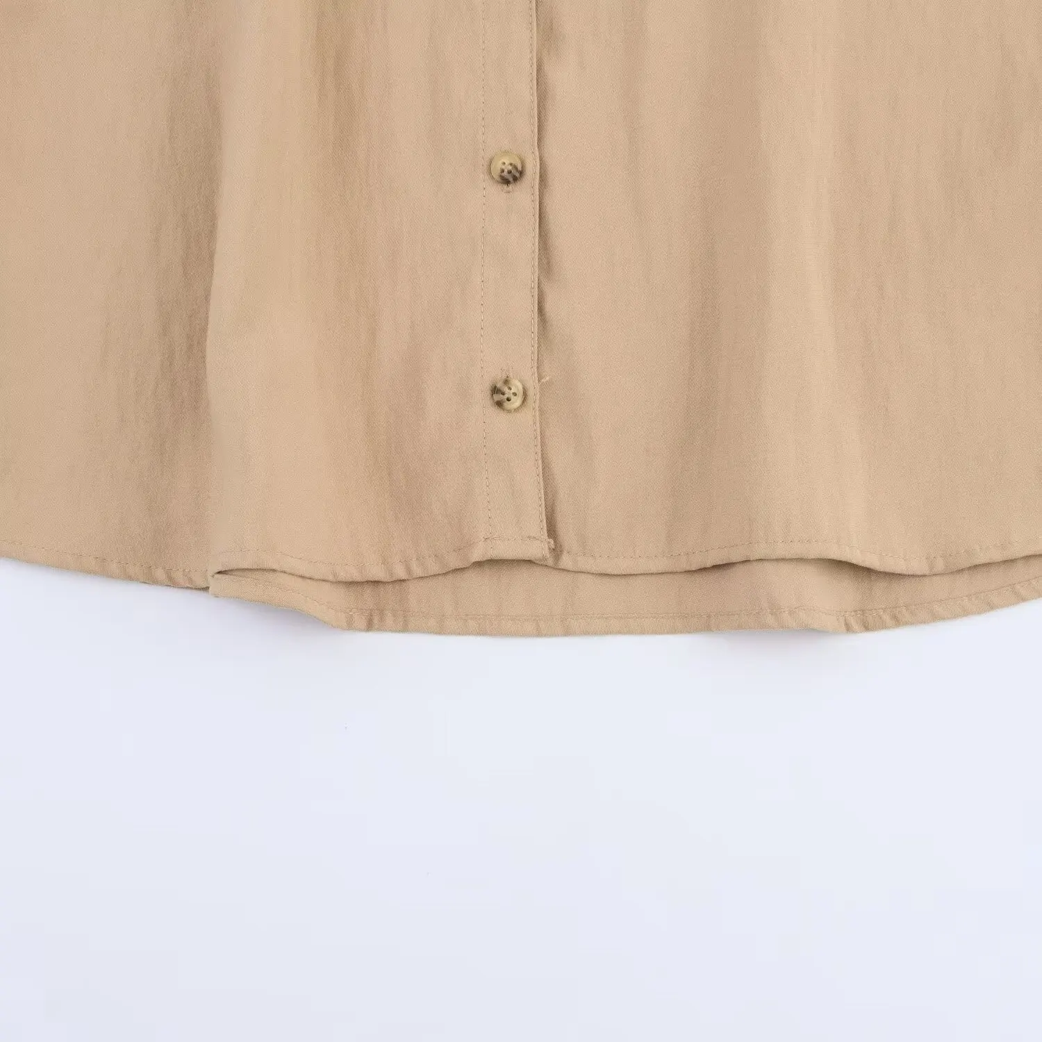 เสื้อเชิ้ตแขนสั้นลำลองสไตล์เรโทรลำลองสำหรับผู้หญิงใหม่ประจำฤดูร้อนปี 2025 ดีไซน์เรียบง่าย ปกกว้าง ทรงหลวม