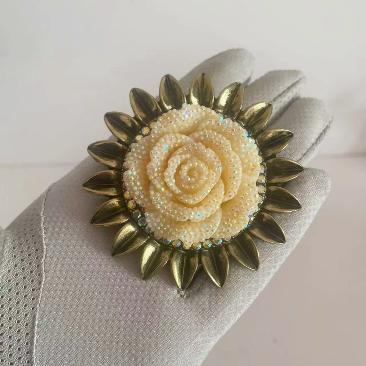 

Mitto Fashion Large Sunflower Resin Vintage Pin Brooch Rhinestones Paved Women's Dress Accessory