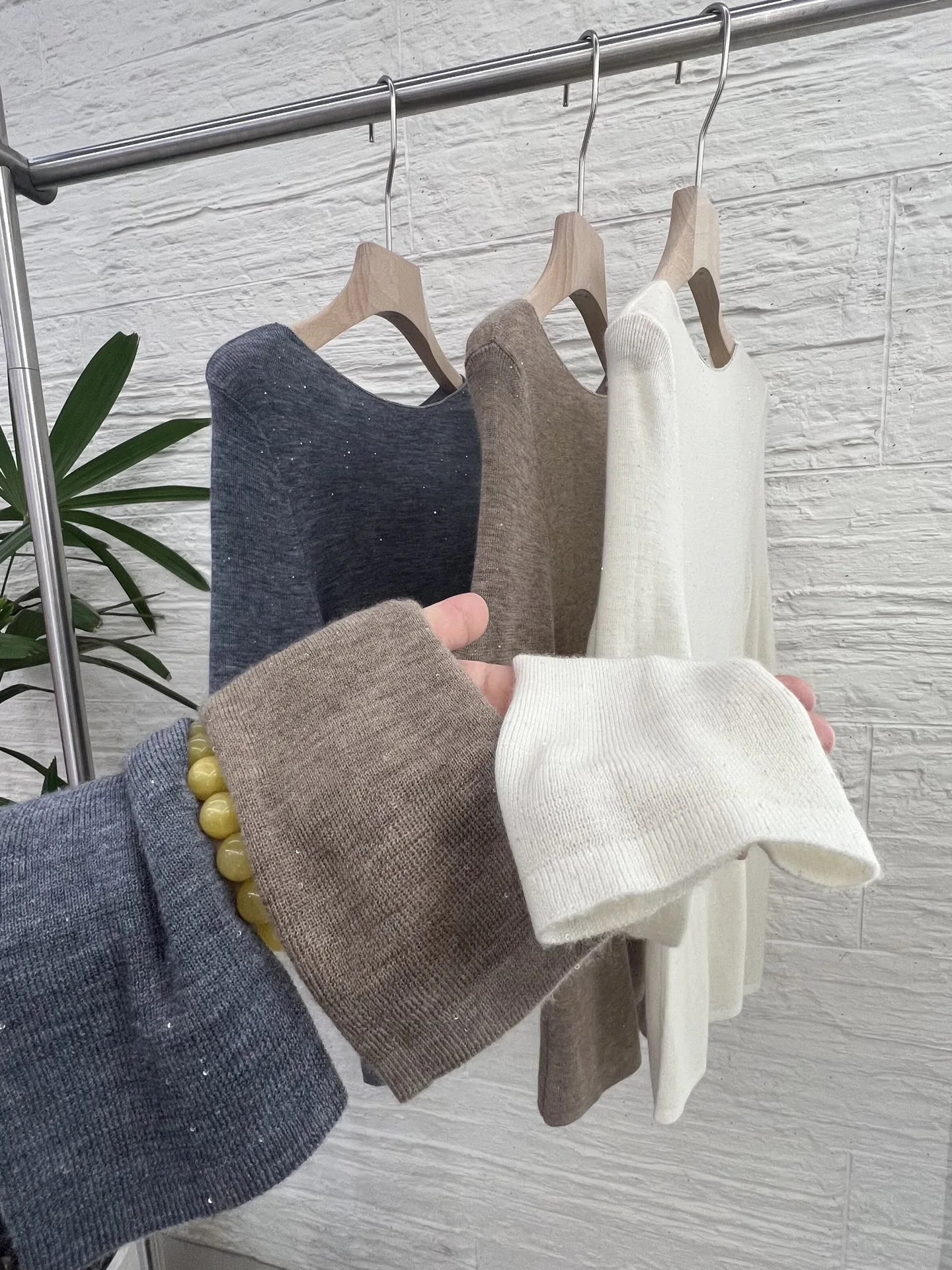 เสื้อถักไหมพรมผู้หญิง แขนยาว คอกลม ประดับลูกปัด ทรงเข้ารูป แฟชั่น ทันสมัย ใส่ได้หลายโอกาส สไตล์ลำลอง