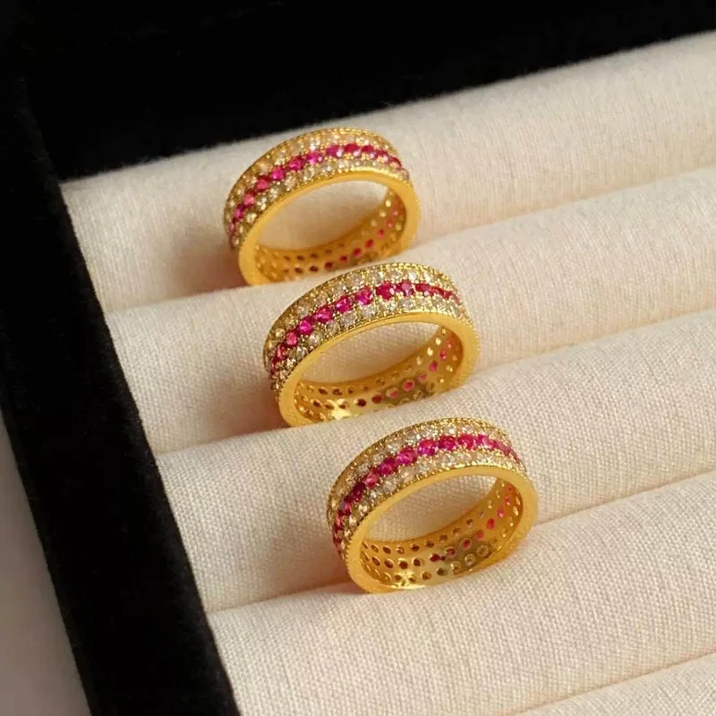 

Кольцо с инкрустацией из песочного золота, рубинов и бриллиантов в три ряда, разноцветное, для женщин, в стиле Вэй Сюэ, легкая роскошь, для повседневной носки, ручная работа, ювелирное изделие, подарок