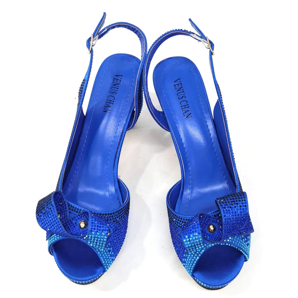 2024 italienisches Design blau Damenmode Strass Perle Fisch Schnabel Zehen kappe Stöckels chuhe Sandalen Damenschuhe & Tasche Set