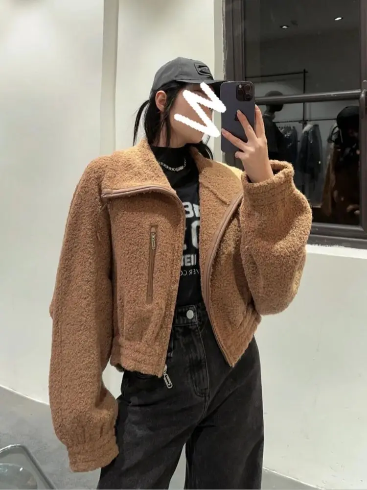 Płaszcz zimowy damski z bardzo grubego, dużego kołnierza, krótki, zapinany na zamek, z wełny jagnięcej, ocieplany bawełną, gruby i ciepły, model 2025.