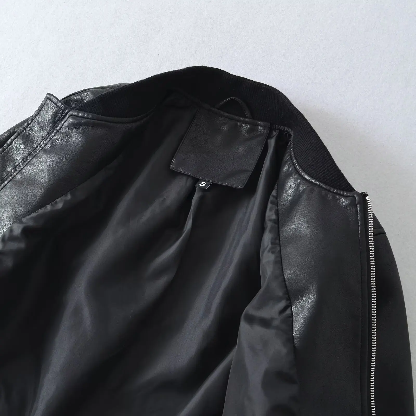 おしゃれなラウンドネックジッパー付きジャケット レディース PUレザーコート 多用途スタイル 通勤 防風 長袖 ショート丈 ジッパー開閉