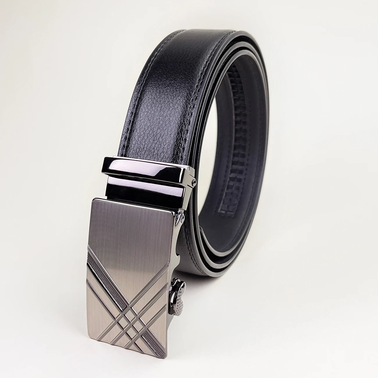 نحت تصميم الرجال حزام جلد العلامة التجارية الفاخرة مصمم الخصر بنطلون أحزمة الذكور الجينز التلقائي مشبك هدية للرجال أسود أبيض