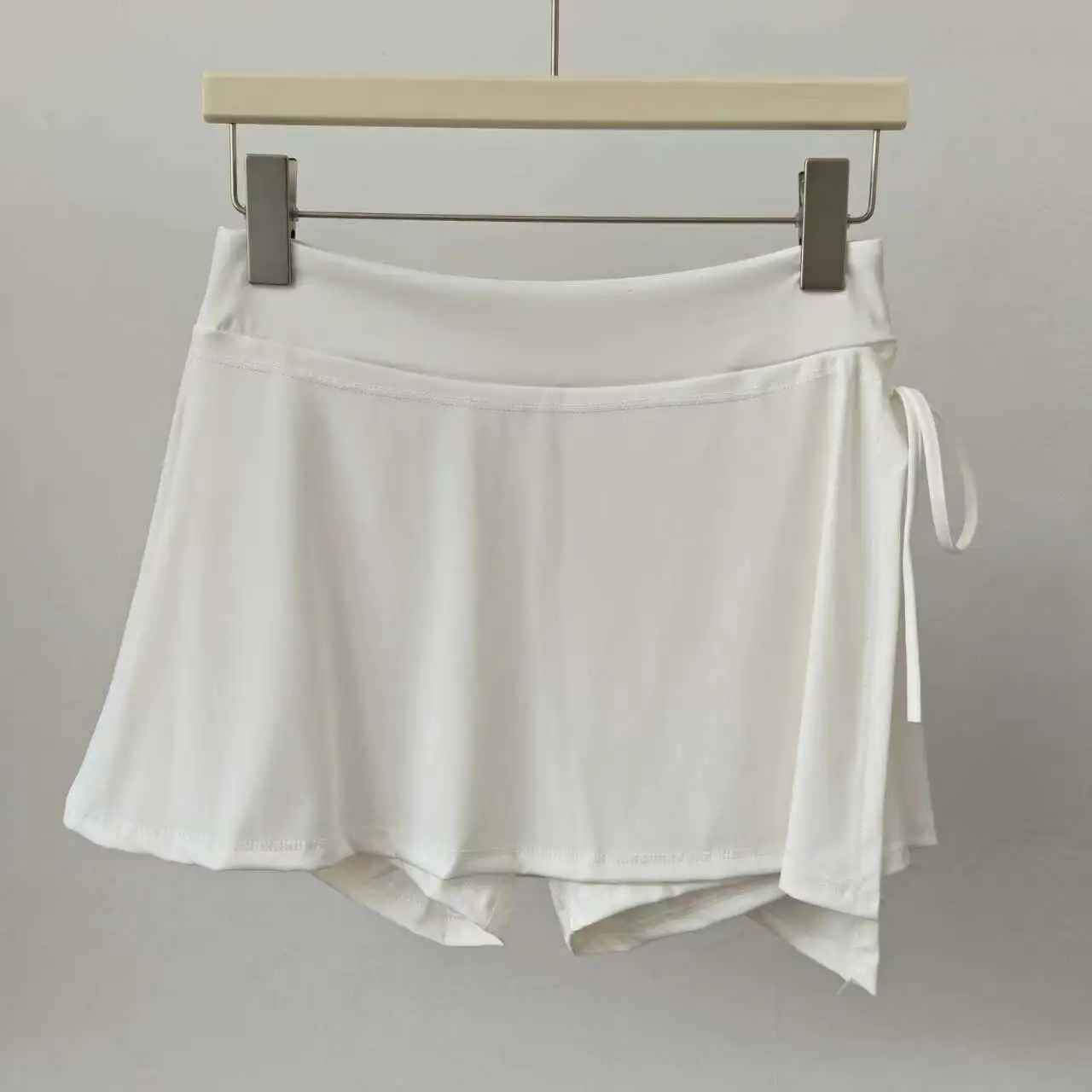 Hochgeschnittener, zweiteiliger Sportrock mit integrierten Shorts, atmungsaktiv, schnelltrocknend, für Yoga, Tennis, Fitness und Laufen. – Detail 3