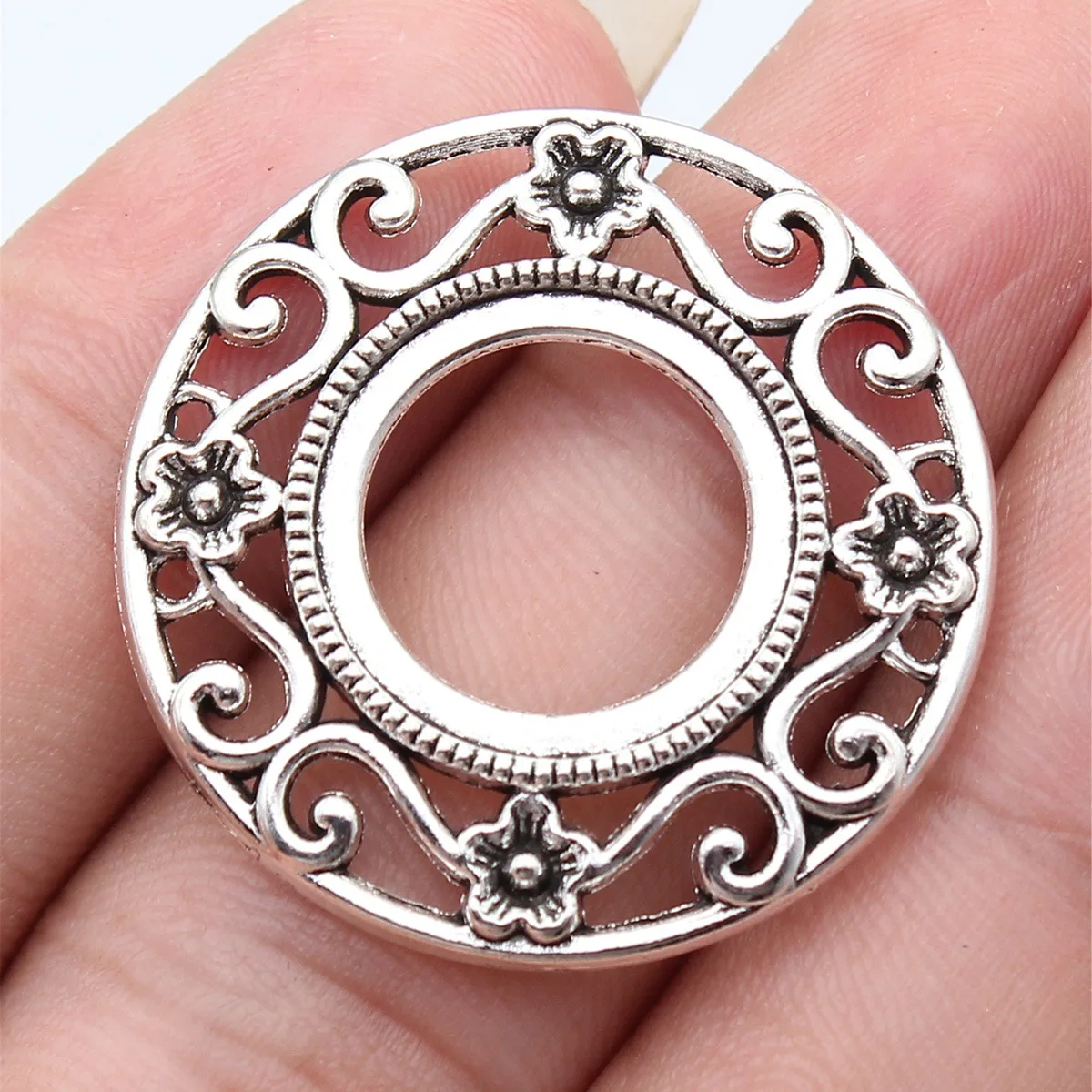 WYSIWYG 10 Stück 33 x 33 mm, 2 Farben, antike bronzefarbene Farbe, antike silberne Farbe, runde Kranzanhänger für die Herstellung von DIY-Schmuck