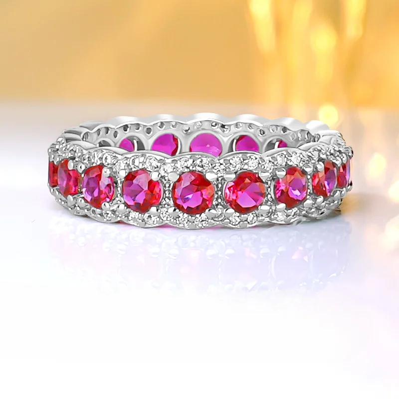 

Простое бриллиантовое серебряное кольцо с красным драгоценным камнем, с высоким содержанием углерода, характерное и универсальное свадебное украшение