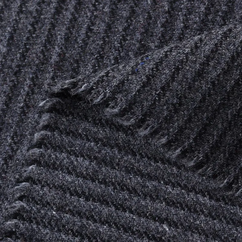 

Coarse-spun fabric woolen for the outerwear of a suit coat