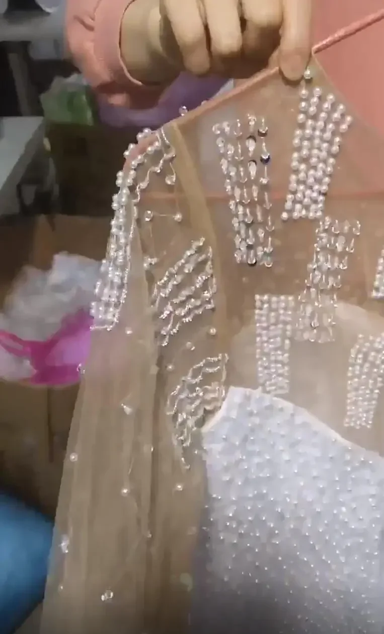 カスタマイズされたシャイニーパールビーズのウェディングドレスローブデマリーアイリュージョン長袖カスケードフリルブライダルドレス