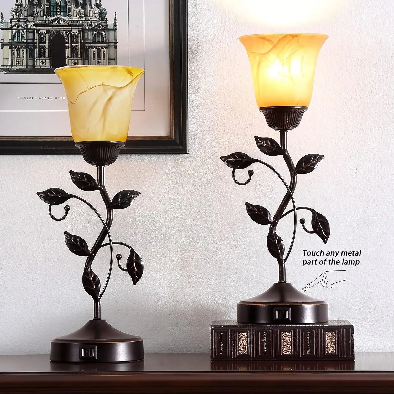 โคมไฟตั้งโต๊ะควบคุมแบบสัมผัสพร้อมพอร์ตชาร์จ USB 2 พอร์ต, โคมไฟข้างเตียงแบบหรี่แสงได้ 3 ทิศทาง, โป๊ะกระจกสีเหลืองอําพันชนบทวินเทจ