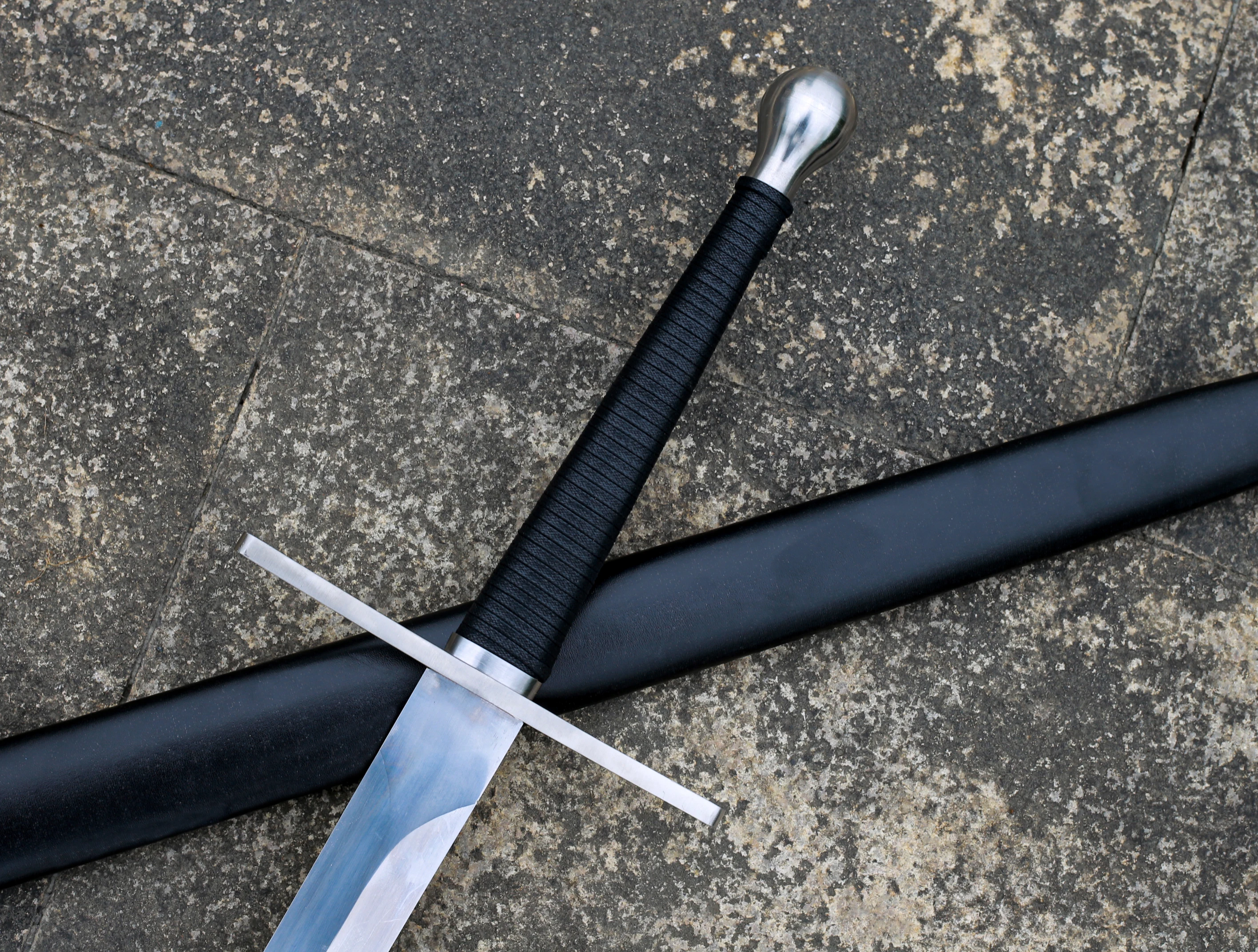 Caballero europeo Medieval, katana afilada de acero real, espada de doble filo lista para batalla, arma de caballero rey, espada europea