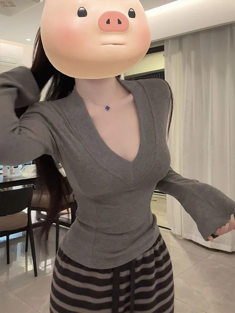 เสื้อยืดผู้หญิงทรงเข้ารูป ผ้ากำมะหยี่เยอรมัน คอวีลึก เซ็กซี่ ให้ความอบอุ่น เหมาะสำหรับใส่เป็นเสื้อตัวใน ฤดูใบไม้ร่วงและฤดูหนาว