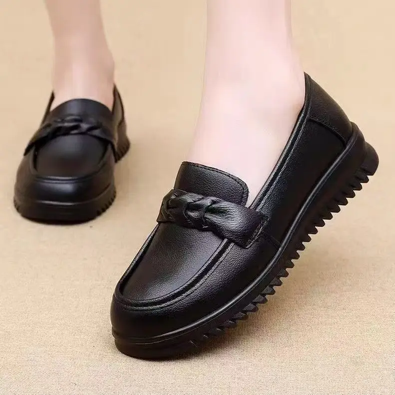 Comfortable Soft Bottom Cowhide Mom Shoes Waterproof Oil Resistant Slip-On Loafers for Daily Wear in Kitchen And Outdoor