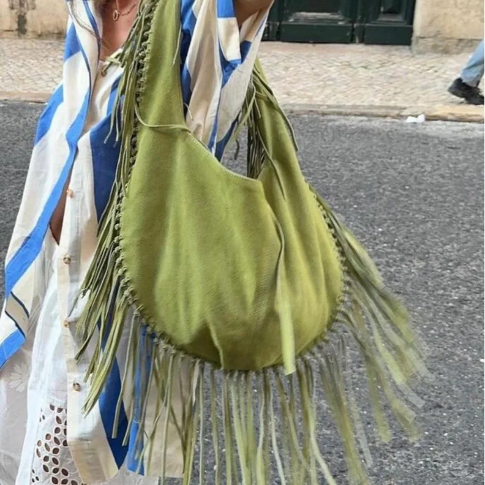 Nowe długie damskie torby na ramię z frędzlami Luksusowa torba ze sztucznego zamszu Designerskie torebki Half Moon Hobos Frosted Shopper Purses Female — zdjęcie 4