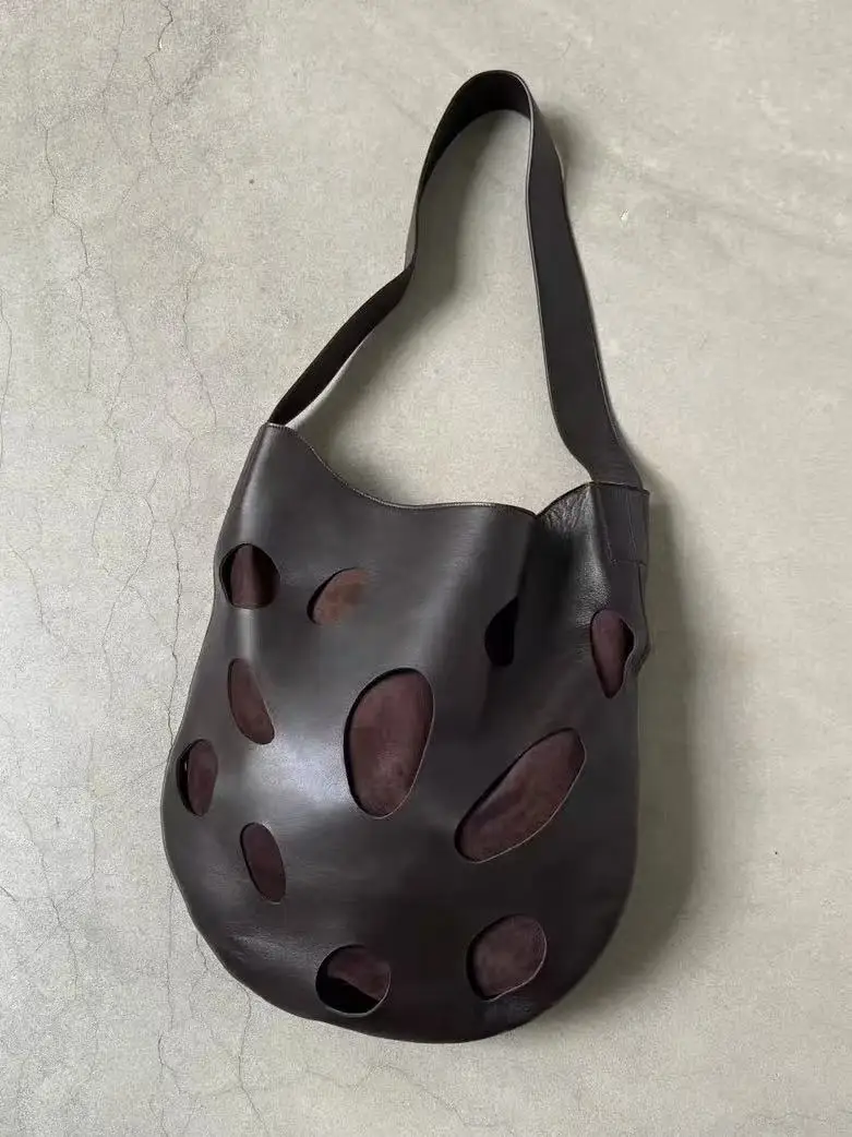 

European / American Fashion Personalized Bucket Shaped Shoulder Bag Splicing Contrasting Colors Hollowed Out Large Capacity Bags