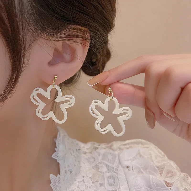 Korean Acrylic Cutout White Flower Drop Earrings for Women 2022 New Trendy Sweet Cute Earrings Party Jewelry Accessories