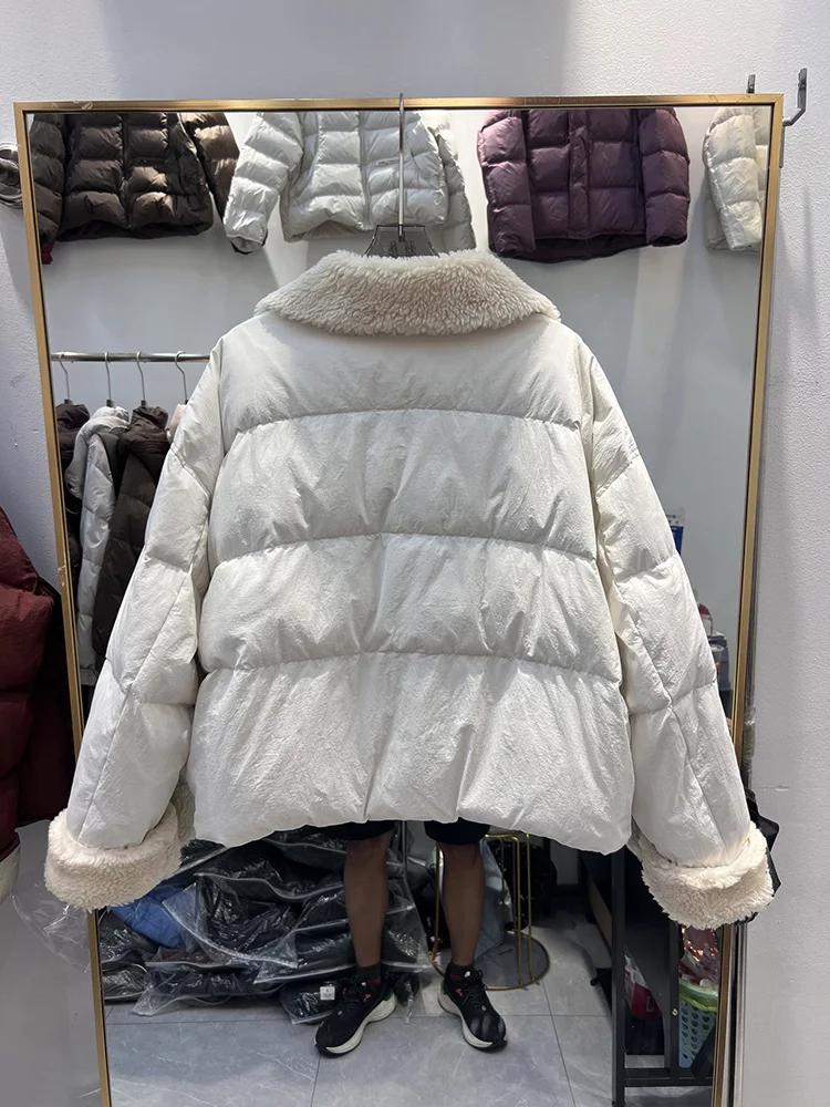 여성용 라펠 칼라 루즈핏 화이트 덕다운 재킷 패션 트렌드 양털 카우혼 버클 숏 스타일 다운 재킷