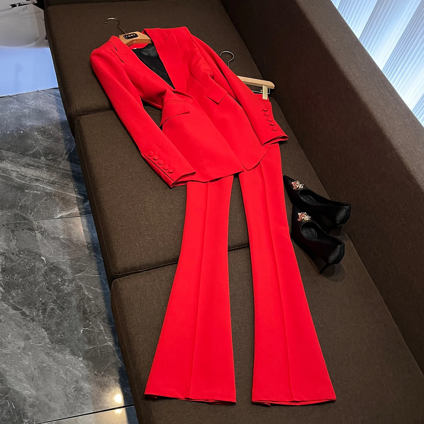 

Элегантный красный костюм с расклешенными брюками для женщин: профессиональная офисная одежда, модный комплект из двух предметов для работы, весна 2026, A6370