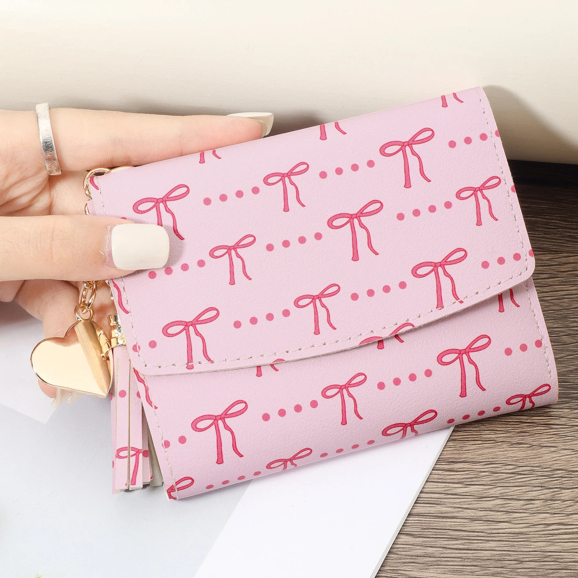 محفظة صغيرة عصرية على شكل قلب وشرابة مزينة بجيب للعملات المعدنية ومحفظة صغيرة بثلاثة أضعاف للنساء، بفيونكة نسائية