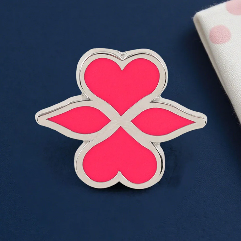 Broche con patrón de corazón inspirado en el personaje de Anime, insignia única para juego de rol, accesorios de regalo de joyería diaria para fiesta de fanáticos Otaku