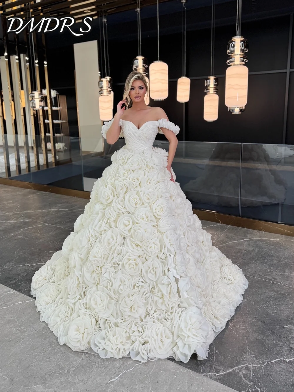 Sexy Brautkleid mit Spaghettiträgern, bezauberndes Brautkleid mit 3D-Blumen, bezauberndes, bodenlanges A-Linien-Brautkleid nach Maß