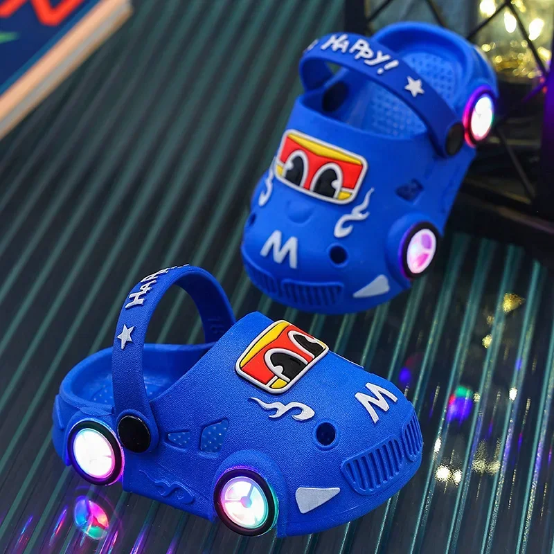 Chinelos infantis 2025 verão novos meninos rodas em forma de carro iluminará anti deslizamento fundo macio chinelos de praia do bebê