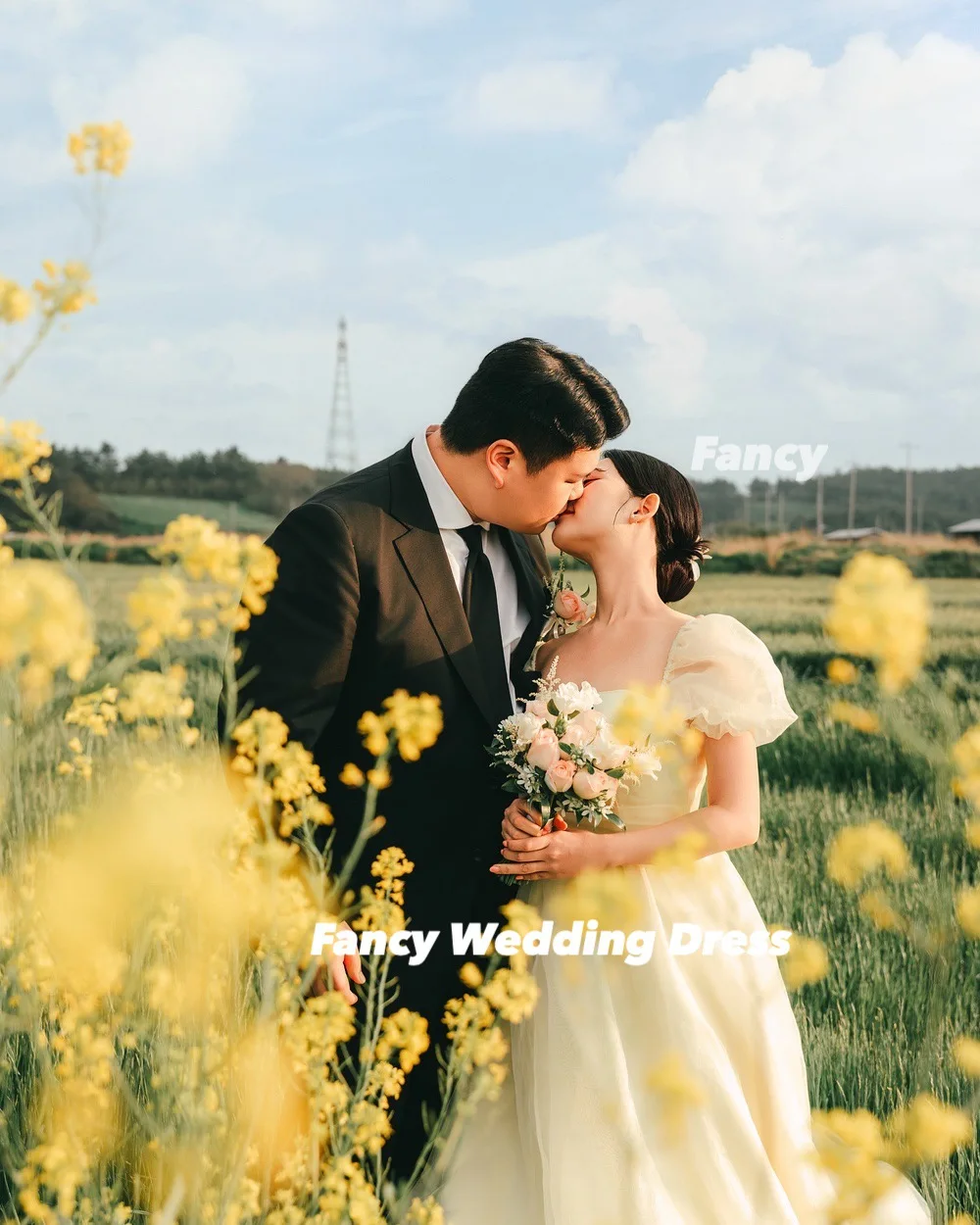 Elegancka, lekkożółta suknia ślubna w stylu koreańskim, linia A, krótki rękaw, długa do podłogi, gorset z tyłu, możliwość personalizacji.