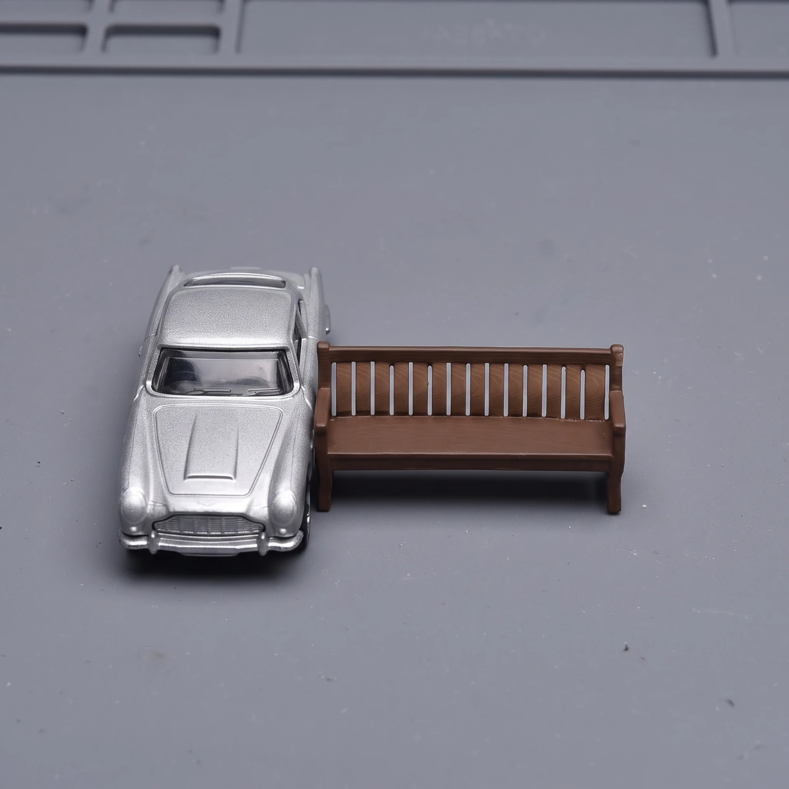 Miniature Park Bench Slatted Park Bench Model Furniture Realistic Compact for Hobbyists, Dioramas, Tabletop Displays