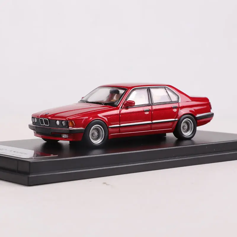 Diecast 1/64 Scale BMW 7 Series E32 E34 Car Model Alloy BMW E32 E34 Classic Car Model Collection Ornaments