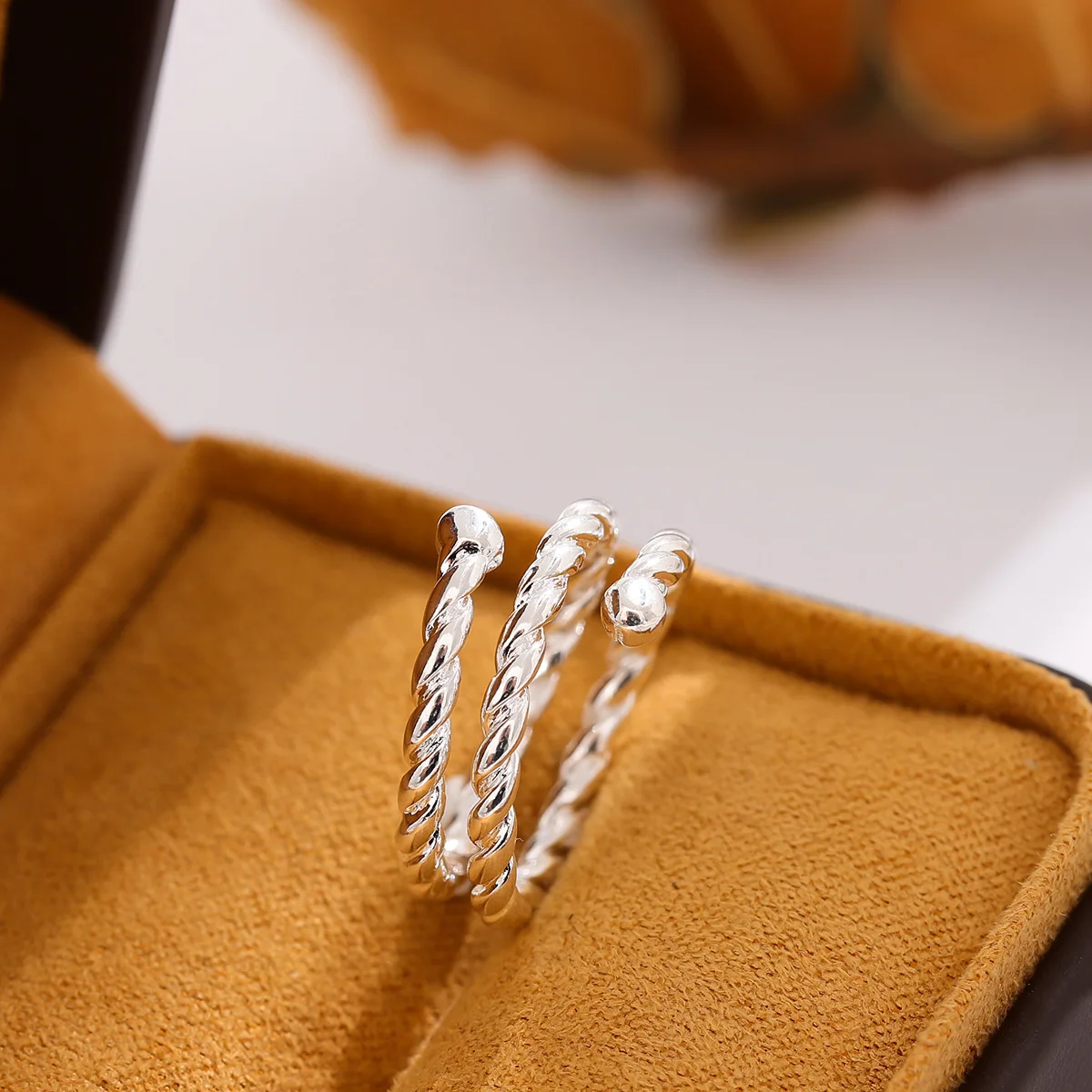 New Fashion Anti-allergic 925 Sterling Silver Jewelry Beautiful Fresh And Simple Twisted Personality Rings R084