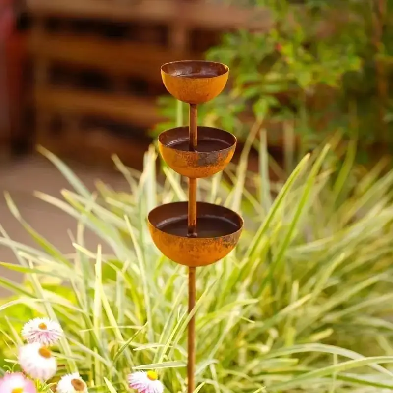 Farbenfrohe Skulptur-Bienen-Schmetterlings-Wasserspender mit Bodenstecker, Outdoor-Garten-Trinkbecher
