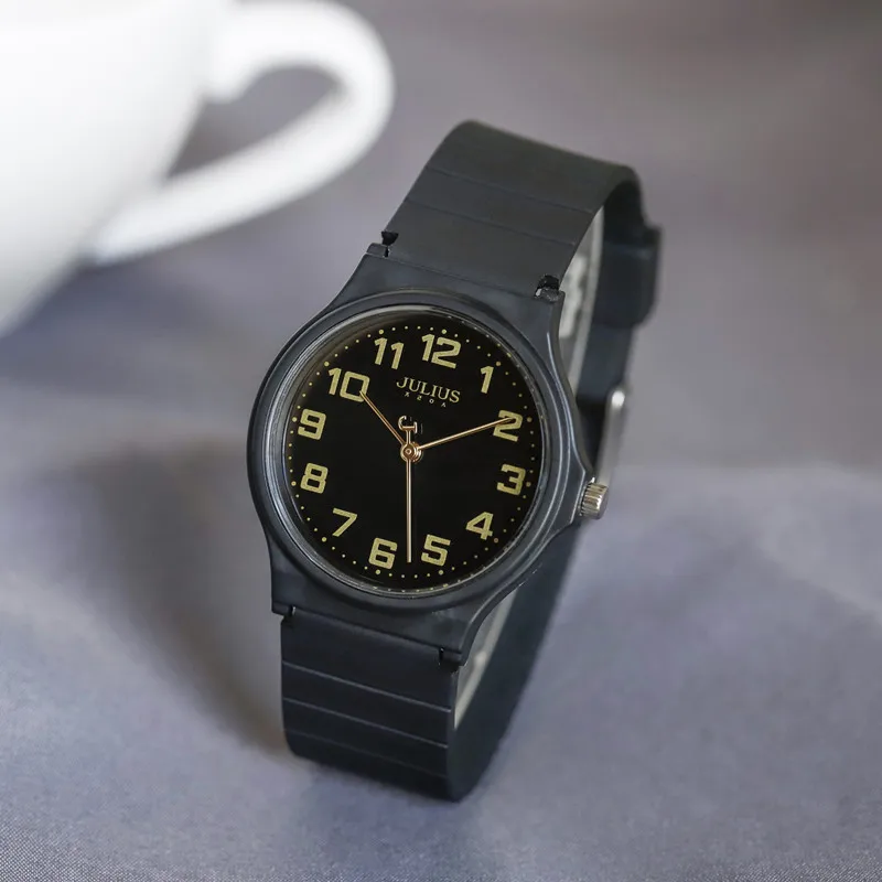 New stylish silicone digital men's watch for middle school students, quartz women's watch, wristwatch for both men and women.