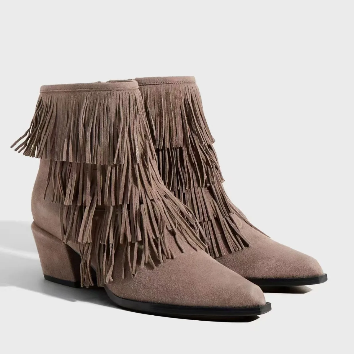 Nuevas Botas Cortas de Mujer en Gamuza Color Taupe, con Múltiples Capas de Flecos y Borlas, Punta Puntiaguda, Tacón Cuadrado, Cierre Lateral con Cremallera, Estilo Bohemio Occidental