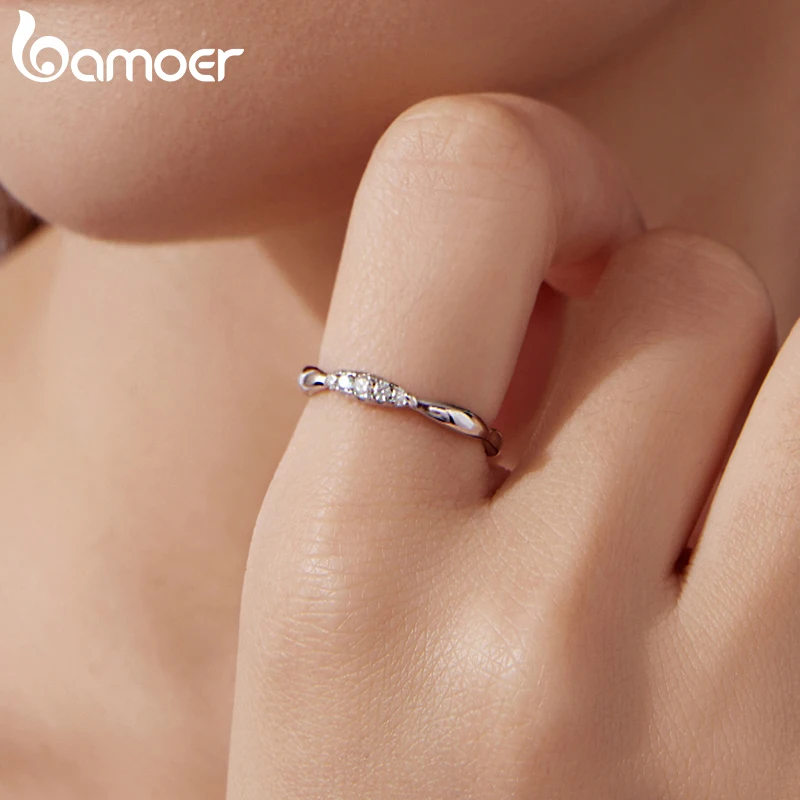 خاتم مويسانيتي ملتوي من BAMOER خاتم شريطي منحني قابل للتكديس مع خط مختبر الماس 925 فضة D اللون VVS1 هدية عيد الميلاد للسيدات