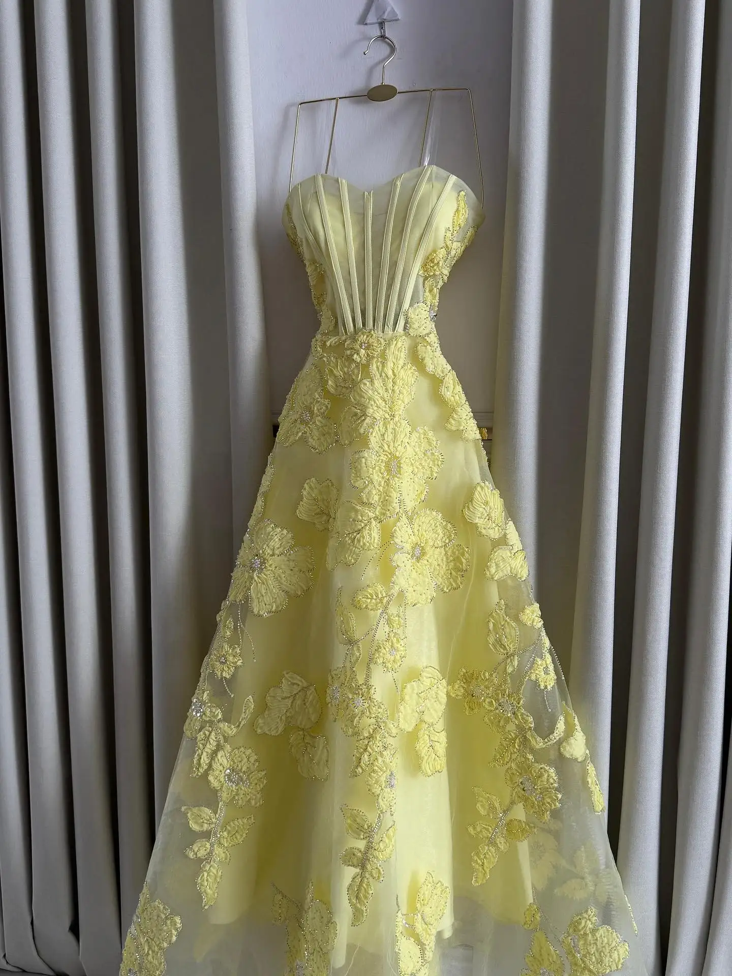 Contessa Aangepaste strapless lieverd A-lijn avondjurk lange tule jurk met 3D bloemenkant applicaties en kralen korset terug