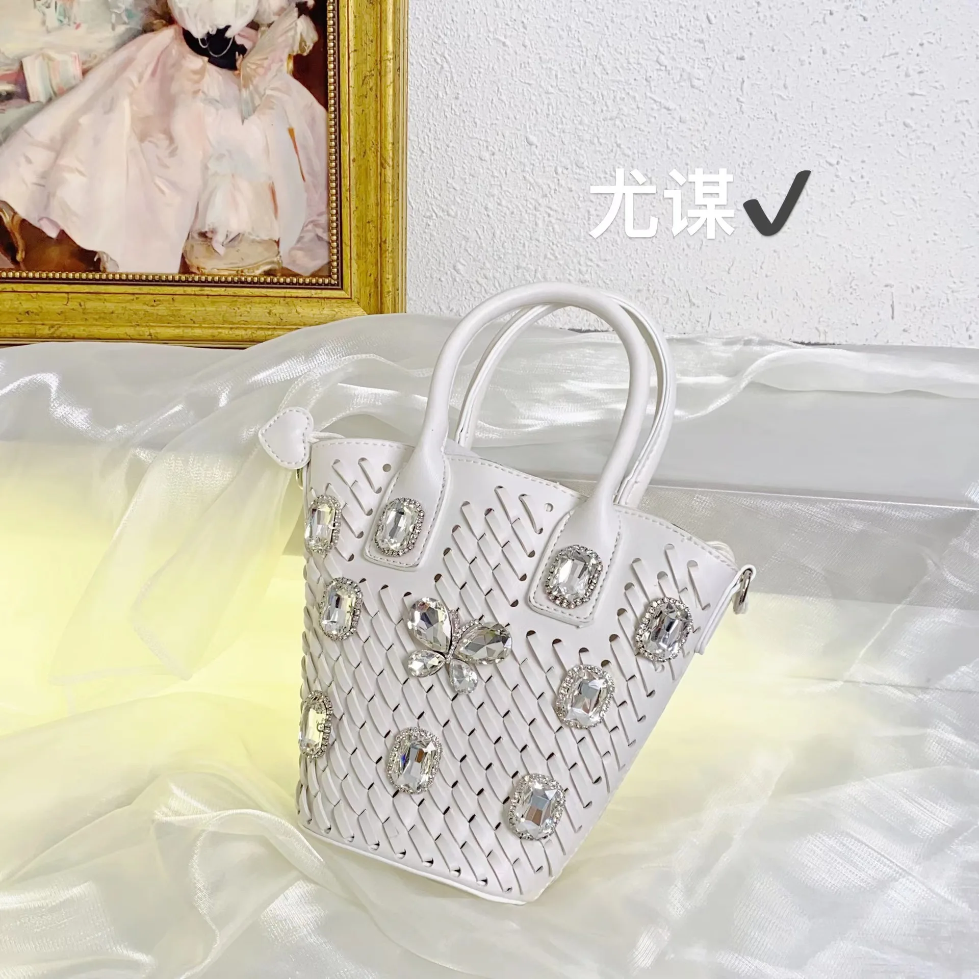 

Simple Elegant Elegant Socialite Vegetable Basket Shiny Diamond Butterfly Rhinestone Fashion Portable Messenger Bag