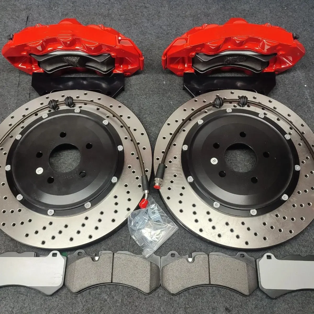 

Front: 6-piston GT6 calipers mated to 362x32mm floating discs, designed exclusively for the Mercedes W176.
