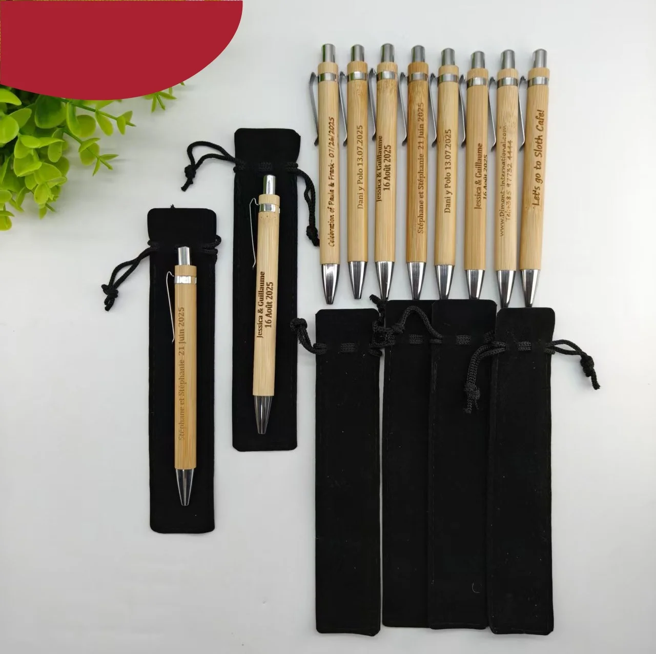 12/24 Sets anpassbare Bambus-Kugelschreiber, personalisierte runde Holzstifte mit schwarzen Beuteln, elegante Hochzeits- und Verlobungsgeschenke – Detail 1