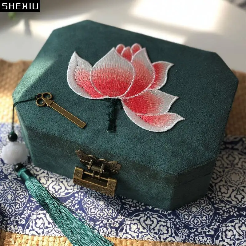 

Flocking Flower Texture Makeup Box with Lock Separate Grid Flannel Storage Box Dressing Table Necklace Earrings Hanging Rack