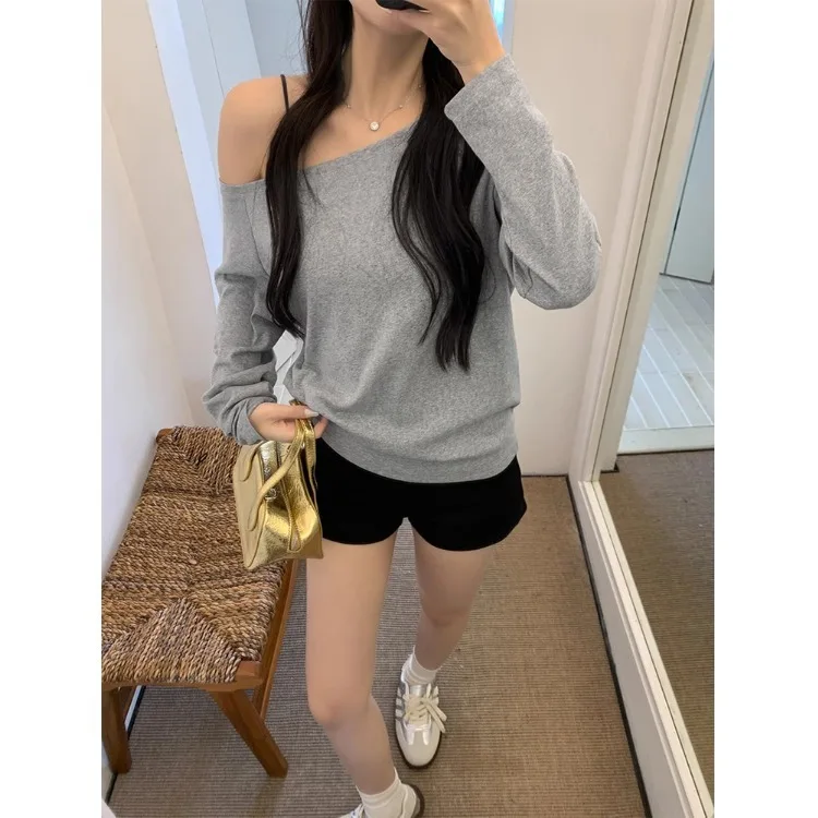 T-shirt a maniche lunghe monospalla per donna 2024 nuovo autunno sexy con spalle scoperte studente con spalla inclinata stile puro desiderio allentato