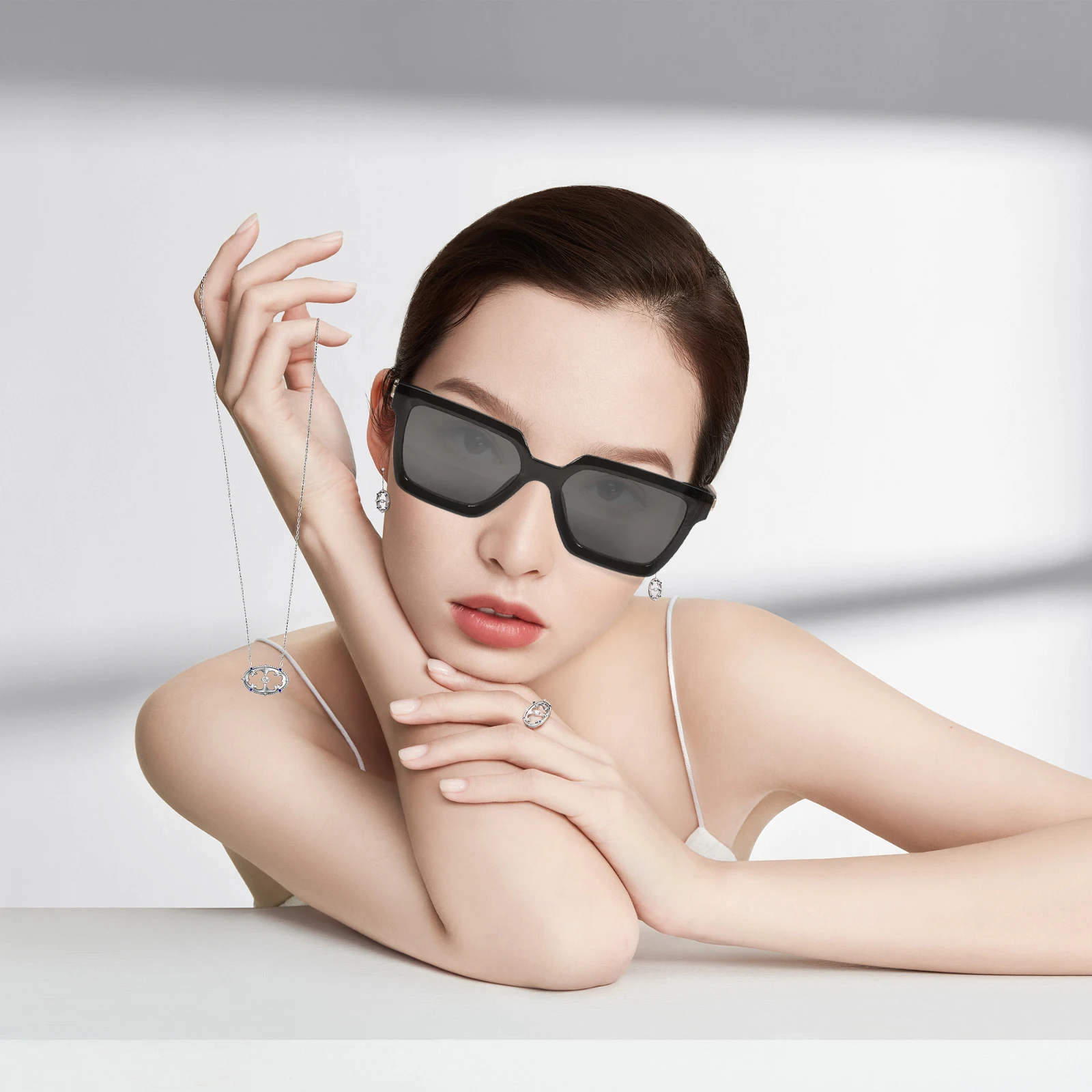 

Metal Temple Sunglasses Women Vintage Beach Summer Fashion Outdoor Decorative Trendy PC Plastic Frame Comfortable Design