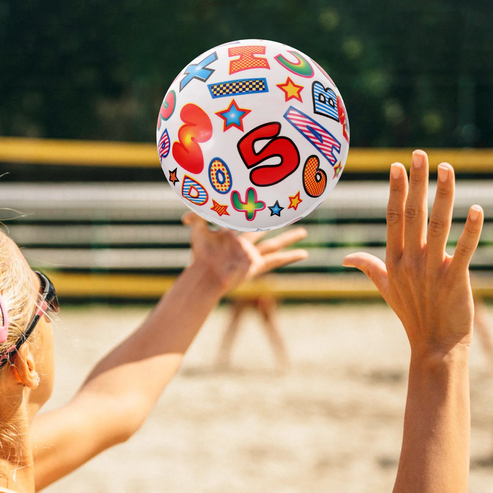 قطعتان من كرة الأبجدية القابلة للنفخ PVC آمنة وسهلة النفخ لحفلات الشاطئ وحفلات حمام السباحة والخارجية واللعب الترفيهي الصيفي