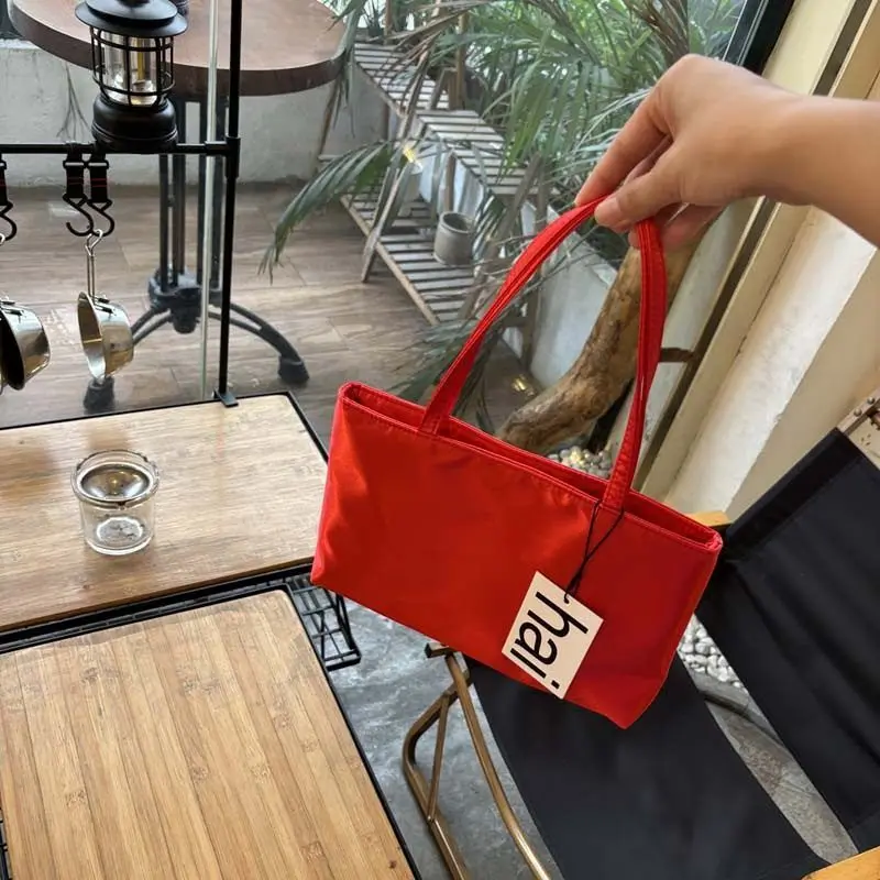 Bolso de satén a la moda, bolso versátil para mujer, 2024 Wu Xin, diseño único, estilo para ir al trabajo, forma cuadrada ver...