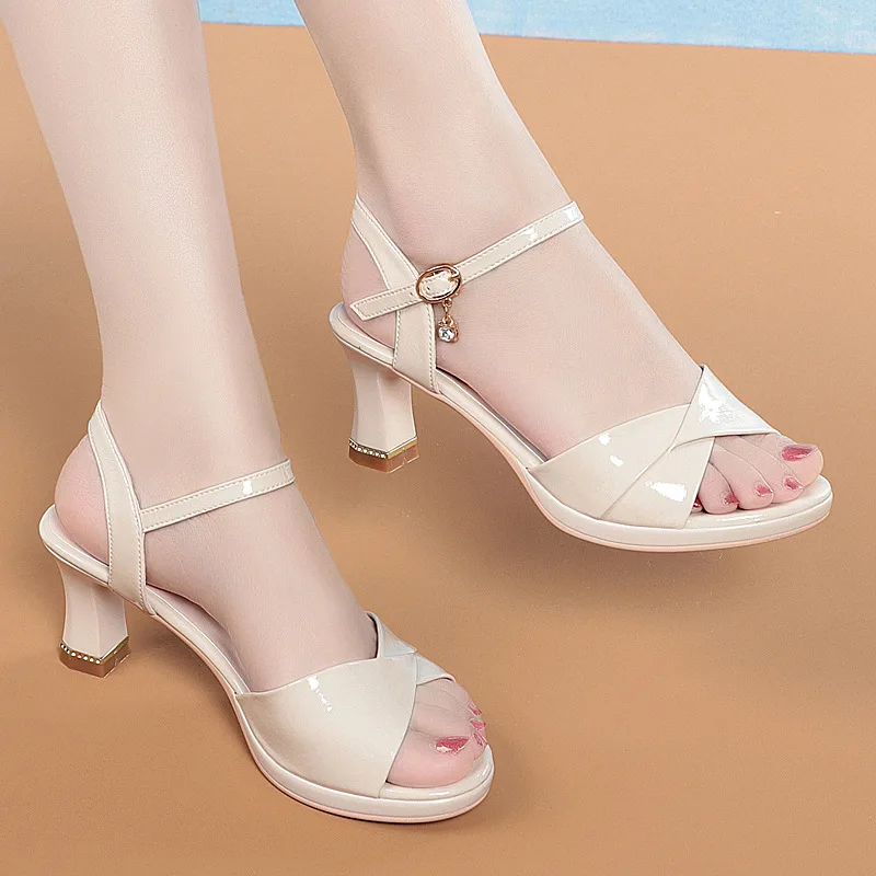 موضة اللمحة تو الصنادل في الجلود المرأة الكعوب للسيدات حذاء الصيف الصنادل 2025 عالية الكعب الفاخرة صندل نسائي فستان 35-40