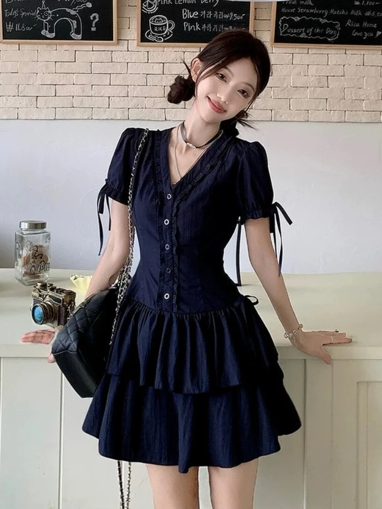 ชุดเดรสสีน้ำเงินสไตล์วินเทจสวยงามแบบยุค 2000 ชุดเดรสแขนสั้นคอวีทรงเข้ารูปสำหรับฤดูร้อน ดีไซน์เก๋ไก๋แบบชิ้นเดียว