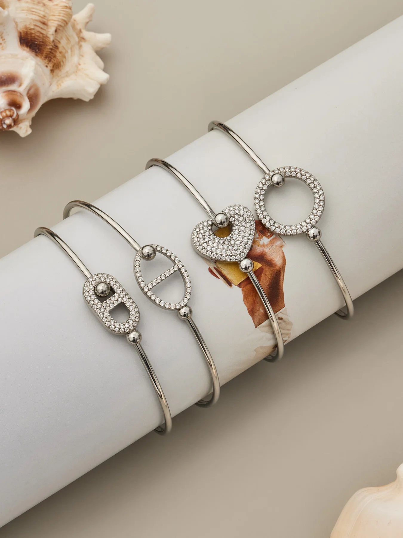 316L Edelstahl 18K vergoldeter Zirkonia-Armreif mit rundem Ring und Herz-Design für Damen, Vintage-Luxus-Schmuck für den Alltag. – Detail 13