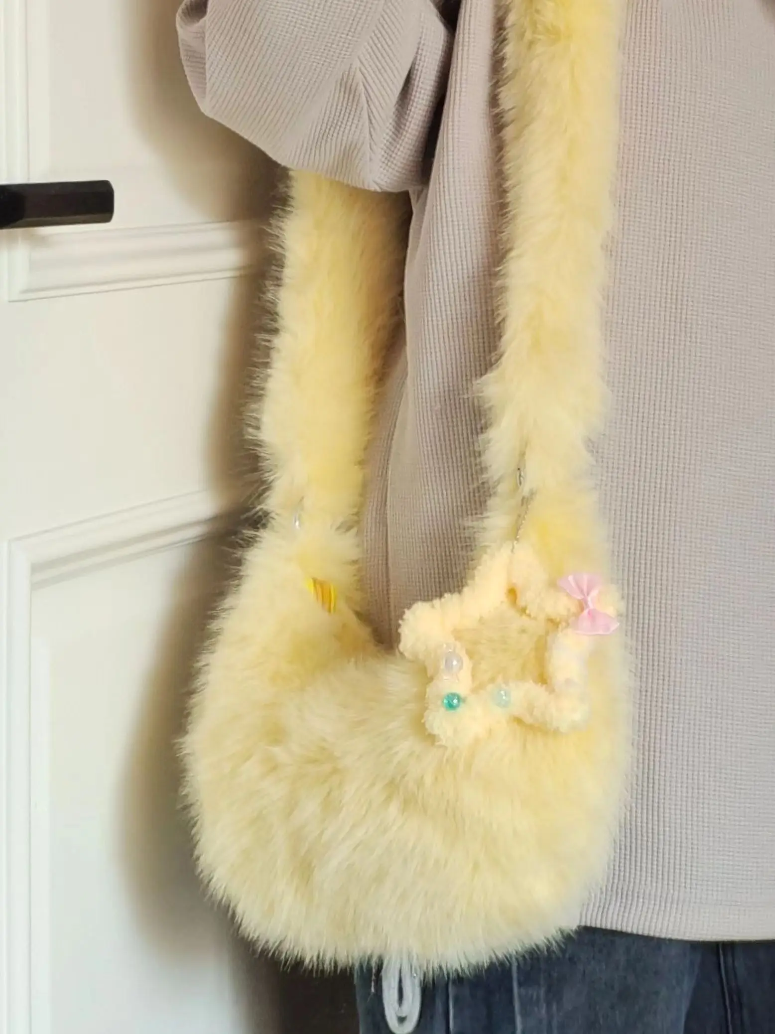 Bolso peludo amarillo crema bonito de estilo coreano para mujer, bolso versátil para las axilas para estudiantes, bolso de hombro para ir al trabajo, novedad de 2025