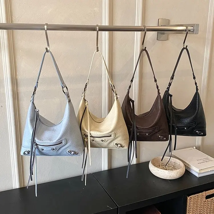 

Новая винтажная сумка-хобо 2026 года для женщин из зернистой кожи с заклепками и бахромой, универсальная сумка через плечо/на плечо