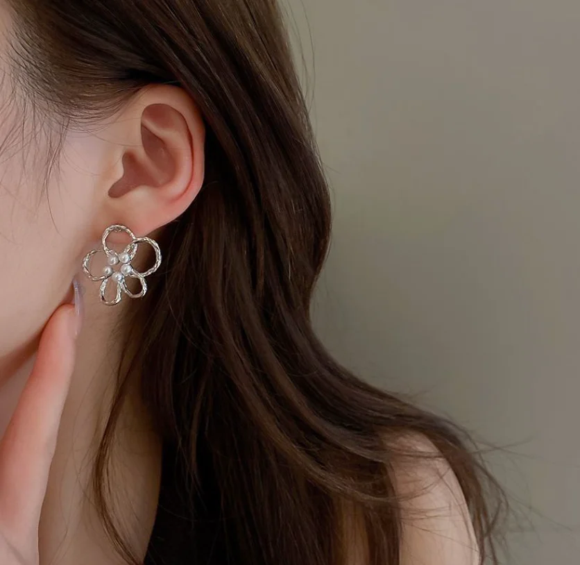 2022 new trend S925 silver needle Pearl Flower hollow simple design Earrings for women Fashion Jewelry