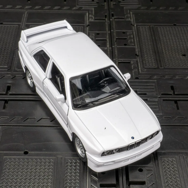 

1:36 BMW M3 E3 1987, коллекция украшений из сплава, модель автомобиля с двумя дверцами, которые можно открыть, детский регенерирующий игрушечный автомобиль